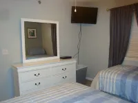 Updated Lakefront Walk-in Unit, 2 Pools, Beach, Deck