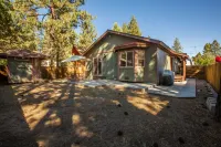 Cozy 3-bedroom cabin with indoor fireplace minutes from the slopes