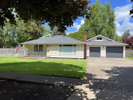 Spacious, Stylish, Quiet, Two Bedroom - Autzen/Oakway/Kid-Friendly Отели рядом с достопримечательностью «KLCC»