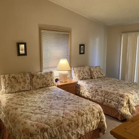 200 ft. to Gondola!! Parking, Balcony, Views, Fireplace!!  Heart of Lionshead!!