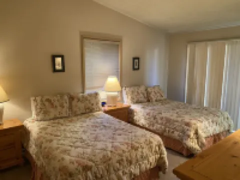 200 ft. to Gondola!! Parking, Balcony, Views, Fireplace!!  Heart of Lionshead!!