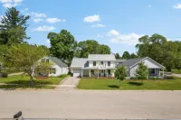 Lovely Bellaire home across from park with beach, walk to Shorts, spa, fun games