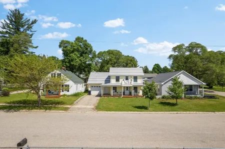 Lovely Bellaire home across from park with beach, walk to Shorts, spa, fun games