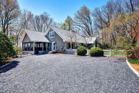 Charming Cashiers Cottage with View of Chimney Rock Adjoining High Hampton