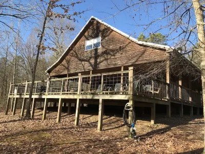 A cozy getaway on the Little Missouri River! Hotels near New Cowhide Cove Campground
