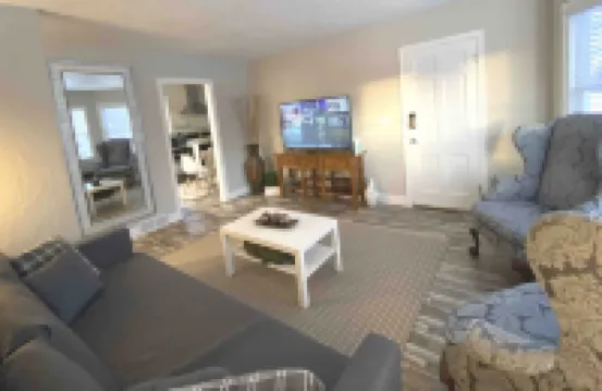 Skots Villa Bottom West. Near Sanford Medical, Midco, Univ. SF & Augustana