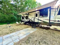 Home for 8 King Bed near BNA & Nashville SUP Speedway mins from Downtown