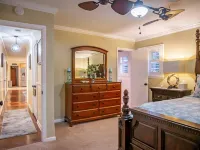 Hillside Ranch Patio with BBQ Grill Walking Distance to Campus & Square.