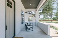 Luxury Bungalow 2 Miles to Gruene Hall, 10 Miles to Whitewater Amphitheater
