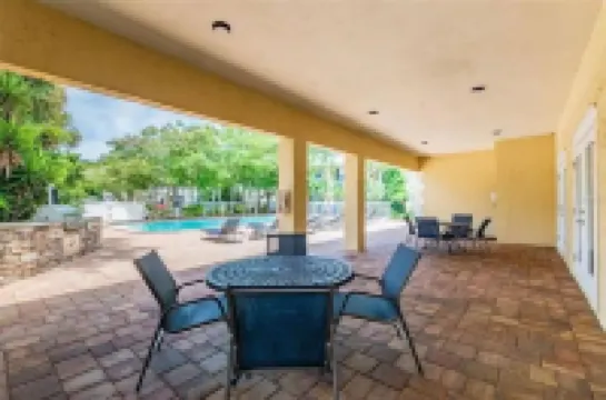 5 Min>Beach Remodeled 2 bed 2 Bath Condo With Pool and Grill and King bed!