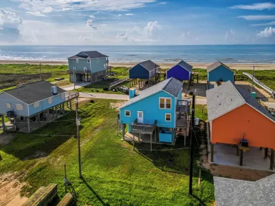 Spacious Coastal Escape + 4 Ensuite Bedrooms + Beach Gear + BBQ Hotels near BEES