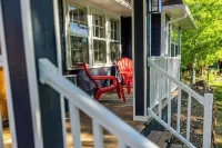 Central Cozy Cottage! Spacious entertaining area, gameroom, and cornhole arena!