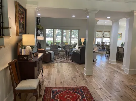 Four Bedroom Walking Distance to Square and Campus