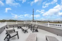 Rooftop Hot Tub w/ bayview, 10 min walk to beach, linens + towels included