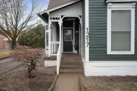 COZY DOWNTOWN HOME ONLY1 MILE FROM CENTER OF CITY - COMPLETELY RENOVATED! Hotels in der Nähe von Crossroads Bible College