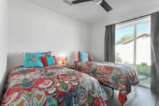 5Bed 3Bath Desert Retreat Walk to Coachella