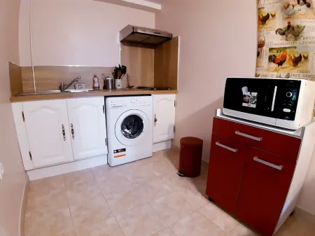 2 steps from the historic center, pleasant, quiet gite with beautiful saltwater swimming pool