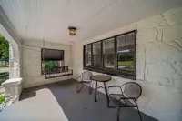 Hot Tub! String Lights! Putting Green!Near by: TU, Expo Sq, Rte. 66, Bok