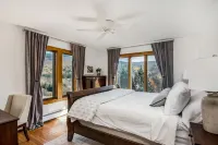 Huge Waterbury Home near Stowe Mountain / views & sauna