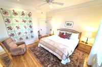 Deluxe Downtown Bungalow - fenced in yard, pet friendly.