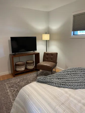 Beautiful and clean 2 BR (sleeps 6) apt 1/2 mile to Cooperstown All Star Village