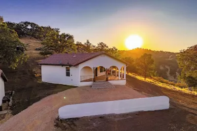 Beautiful Hacienda style home! 4bed 2bath Hotels near Outlets at Tejon
