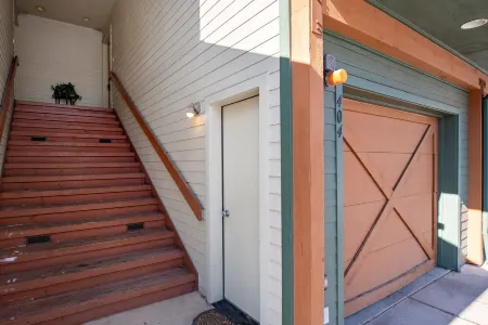 Updated Townhome w/ Deck, Lake & Mountain Views, 18 mi to Aspen, Dog Friendly! Отели в г. Басолт