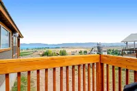 Dreamy retreat with golf course & lake views, near beach & boat launch amenities