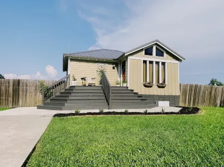 Bonnabel Haus w/ Stocktank Pool ft. on DIY Network