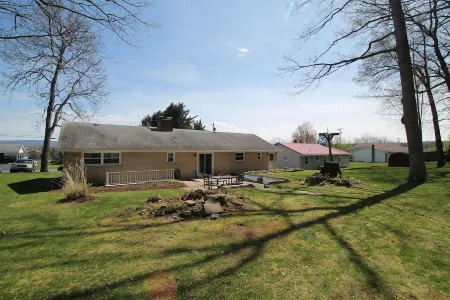 The Maine House in State College - 2 miles to PSU via walking path or car!