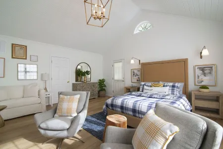 Waterfront Holiday Vacation Villa New England - 2 min from Ocean W/ fireplace