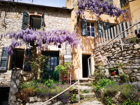 Gîte La Glycine: calm and greenery for families and pet owners. Отели в г. Сент-Еними