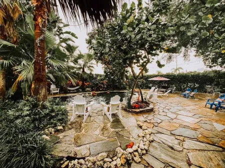 Tiki Hut in tropical paradise Отели рядом с достопримечательностью «Парк штата Каладеси Айленд»