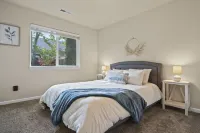 Charming white picket fenced home in quiet area - 3 ดาว