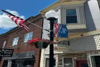 The Secretariat; A Cozy two bedroom Downtown loft apartment