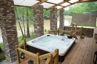 2 Bedroom Cabin w/Hot Tub surrounded by Big Thicket National Preserve.  Private! 哈丁縣住宿飯店