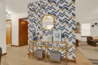 Modern 3 BR Minutes to WI Statefair, MKE Zoo, Brewers, & Hospital Hotels in West Allis