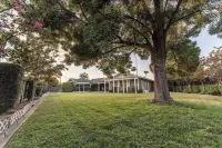 Elegant Cozy 3 Bedroom Home with Large Backyard