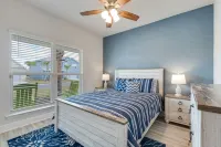 2 Pools, Easy Walk to Beach & Shops, Golf Cart, Pet Friendly