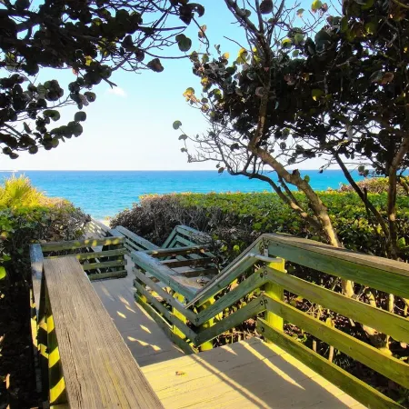 POSHPADZ -OceanView Villa-Resort Complex, Penthouse, Sleeps 4, Walk to Beach