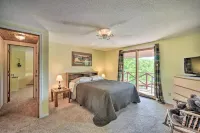 Waterfront Cabin on Long Lake w/ Dock & Kayaks!