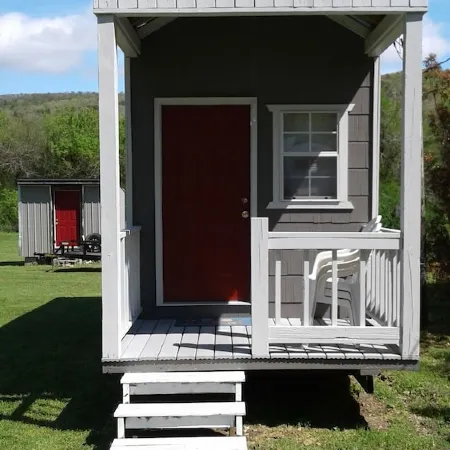 The Tiny House Experience 6m North of Mnt. View Ark. on N. Riverview Rd Cr 186 Отели в г. Изард