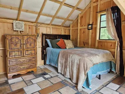 Waterfront Glamping Cabin On Private Blue Water Mountain Top Lake