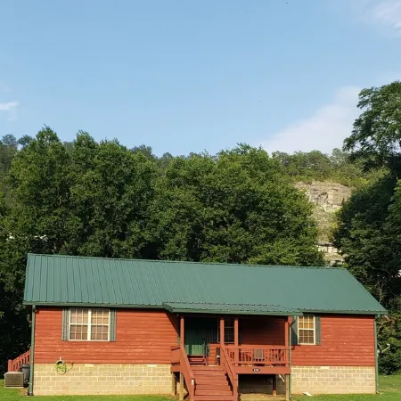 Beautiful cabin style home backing up on the White River!