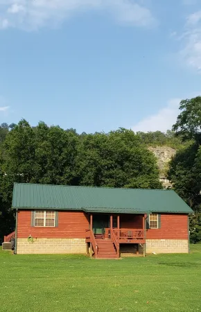 Beautiful cabin style home backing up on the White River!