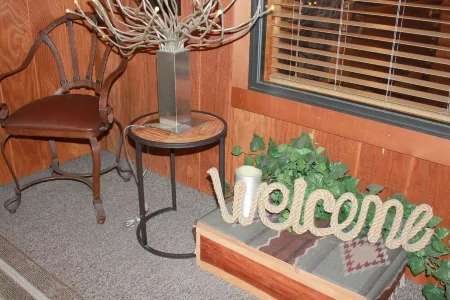 Luxury Log Cabin - Fireplace - Bath - WIFI - Cable - Porch - Pool - Resort