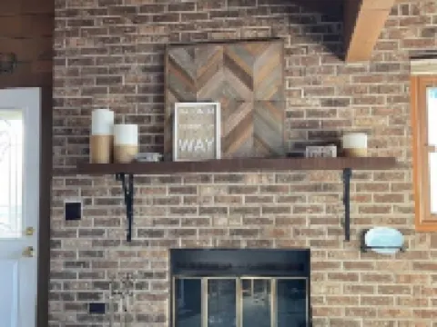 Lakefront Cottage with Amazing Views and Privacy! 馬凱特縣酒店