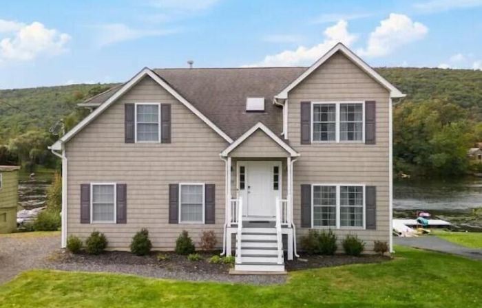 Waterfront Home with Hot Tub, Kayaks, and Fast Wifi