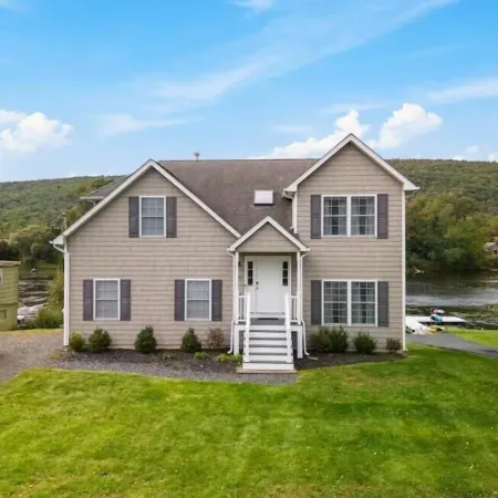 Waterfront Home with Hot Tub, Kayaks, and Fast Wifi