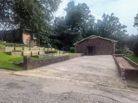 Spacious 4-bed home with king suites, near Riverbanks Zoo and downtown Columbia. Hotel a West Columbia